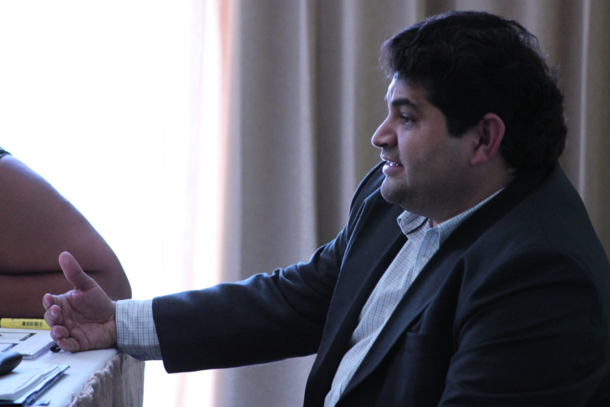 Foto de perfil de un instructor de Suprema Qualitas sentado y hablando.